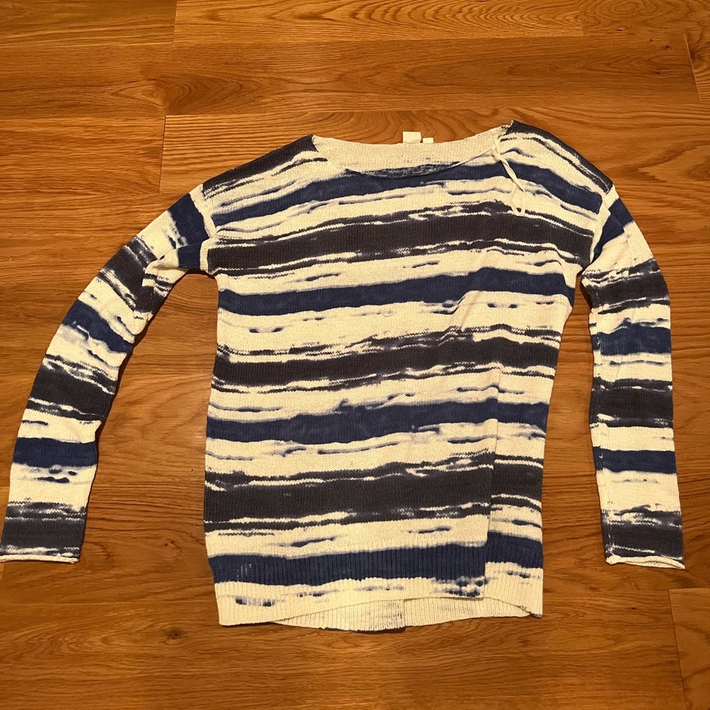 Gap size small white and blue sweater